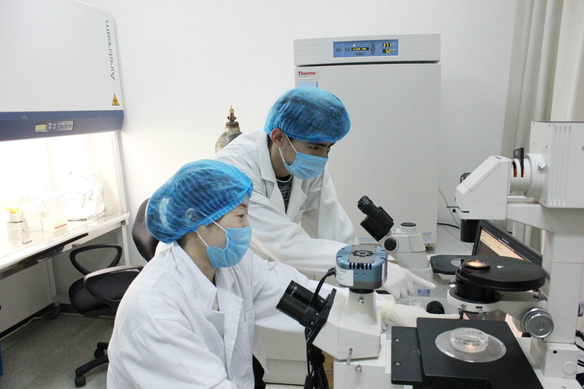 情感纠葛下的选择：上海亲子鉴定中心心理咨询师谈家庭修复